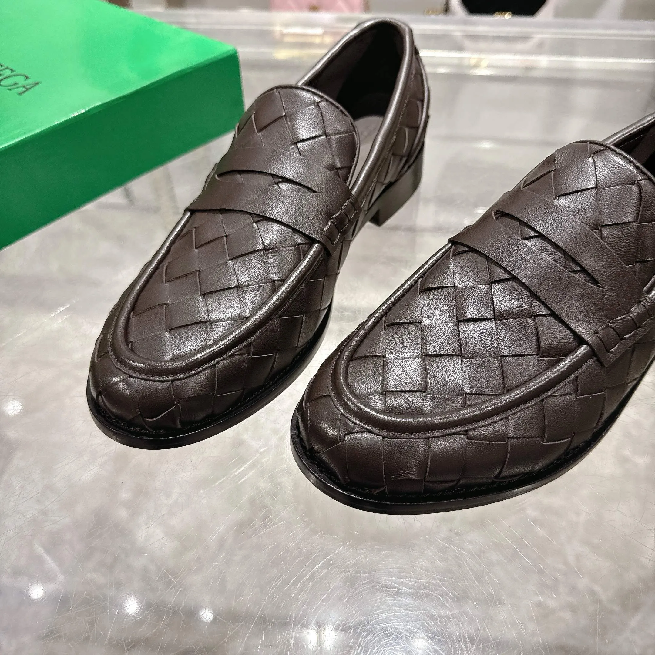 [BV] Top P: 820💰Size for couples: Female 35-39 Male 39--44 (Female 40. Male 38.45.46.47 customization is not returnable) [Note‼ ️] Add 💰 to size 46, add 💰 to size 47. Bottega Veneta small round toe braided formal leather shoes for couples in 2026 spring counters! Grained cowhide woven! Solid color Niuli! Leather outsole! [Rose][Rose]! Purely hand-woven and operated, the original board is reproduced one-to-one! quality assurance!